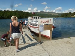 Klar for avgang nedfor Savalen Fjellhotell. Båten går hver dag kl  11.40 så bli med.