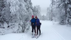 Helene Gulløien  og Randi Nesmoen Skogli i aksjon  på en av TURTIPP  postene.