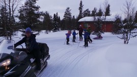 Kari Prest prøver seg som snøscooter kjører......det gikk veldig bra. Bak turgruppe i retning Allmannstua.