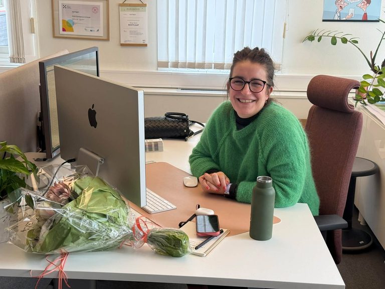 Ingrid Eggset, grafisk designer i Haus Byrå, som har designet skiltene til Tronsvanglia turområde, sitter på kontoret.