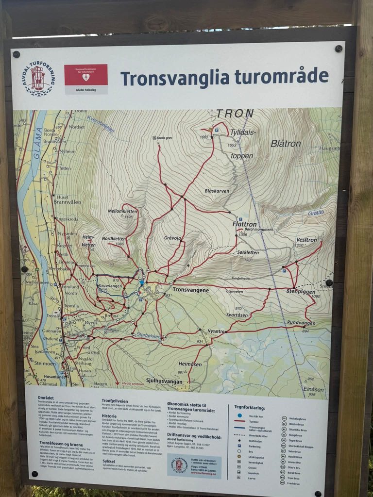 Kartplakat for Tronsvanglia turområde viser stier, topper og bruer i området rundt Tron og Alvdal.